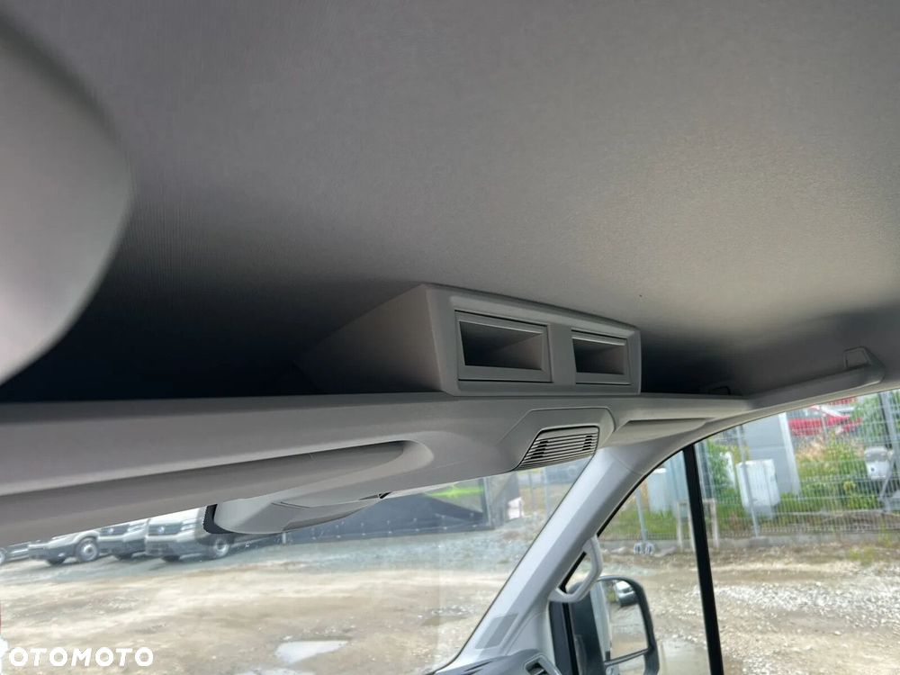 Volkswagen Crafter KONTENER+WINDA/AUTOMAT/35 Podwozie z pojedynczą kabiną 2,0 l 163 KM manual r. o.: 4490 mm - 33