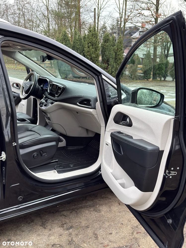 Chrysler Pacifica - 12