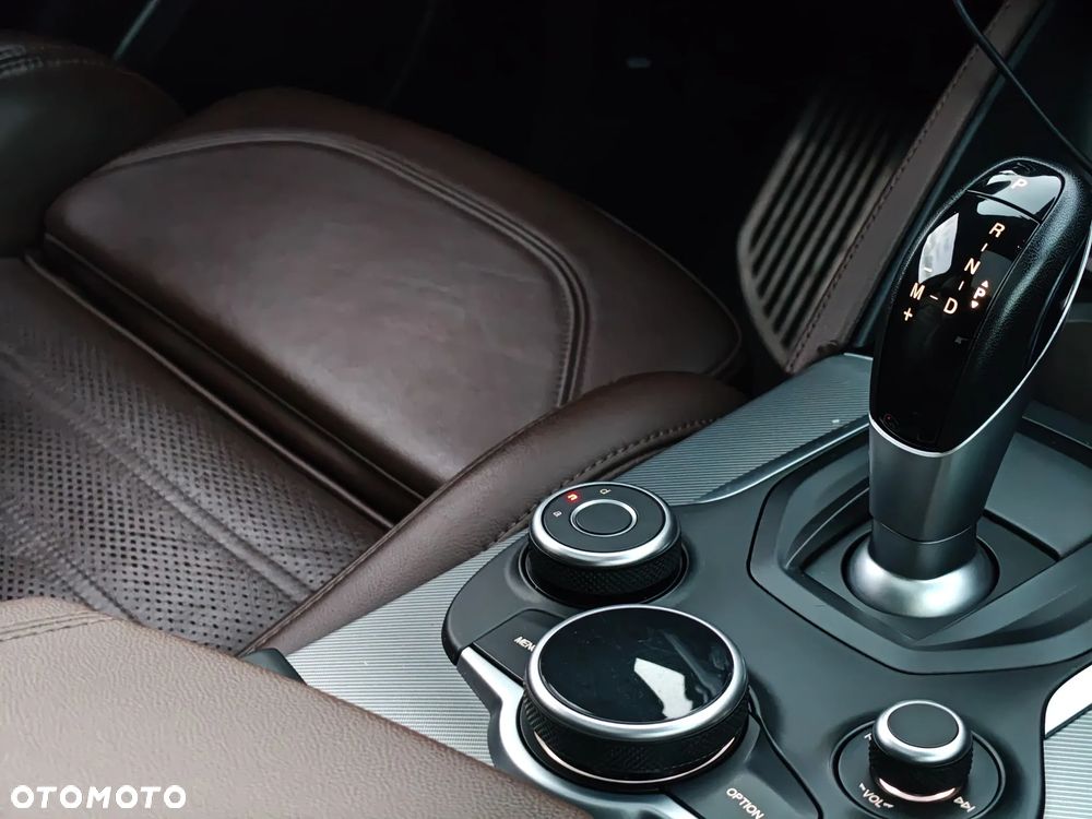 Alfa Romeo Stelvio - 11