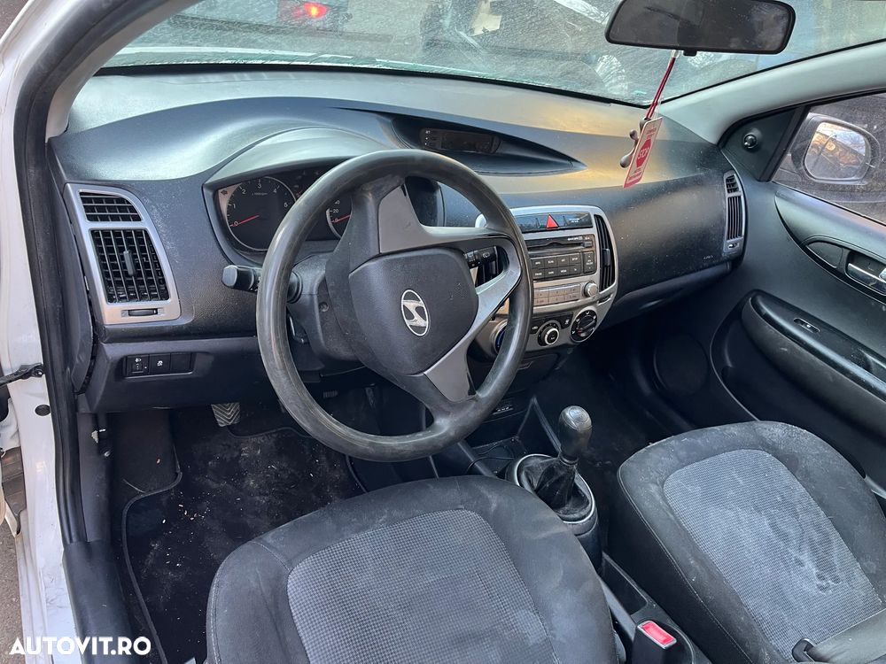Dezmembrez Hyundai I20 1,1 CRDI  2015 alb - 6