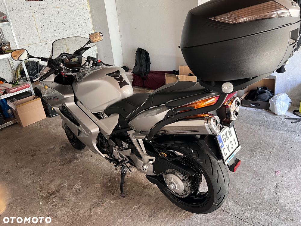 Honda VFR - 2