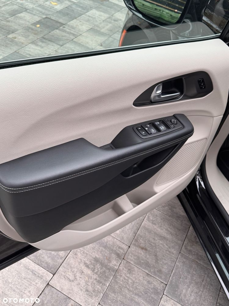 Chrysler Pacifica - 10