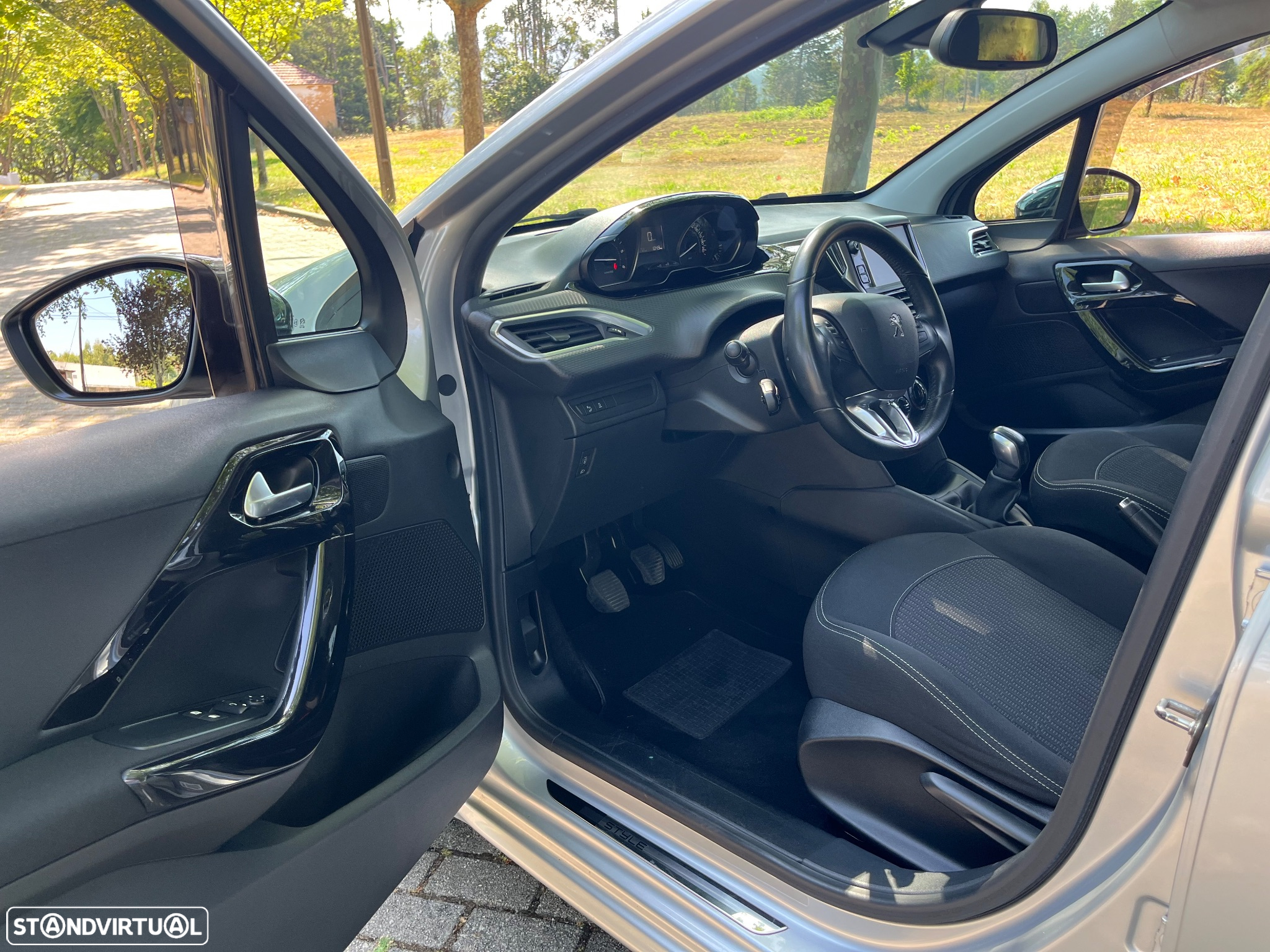 Peugeot 208 1.6 BlueHDi Style - 11
