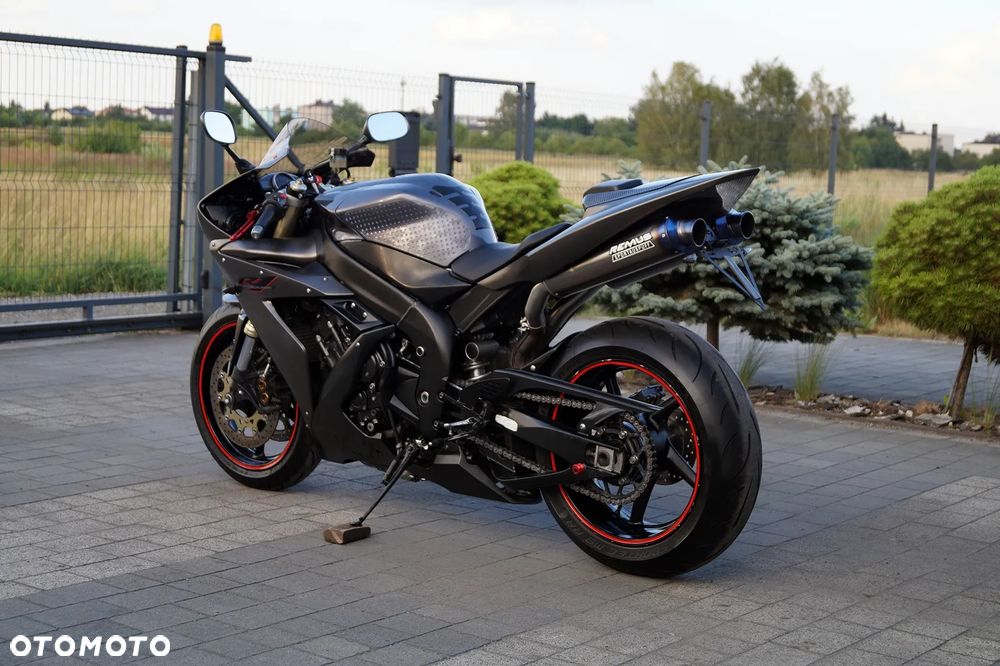 Yamaha R1 - 8