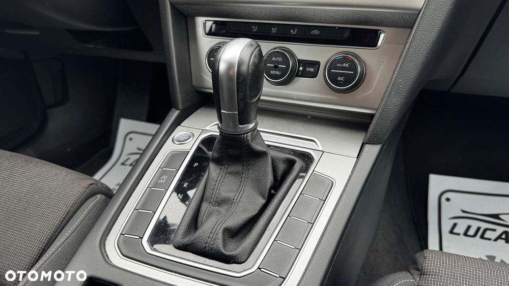 Volkswagen Passat - 33