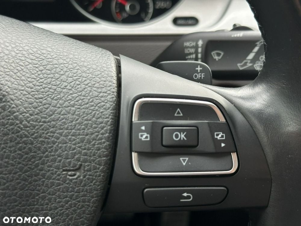 Volkswagen Passat - 32
