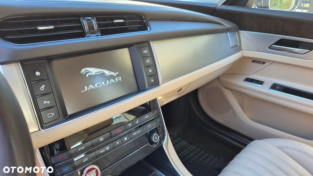 Jaguar XF 2.0 i4D Portfolio - 8