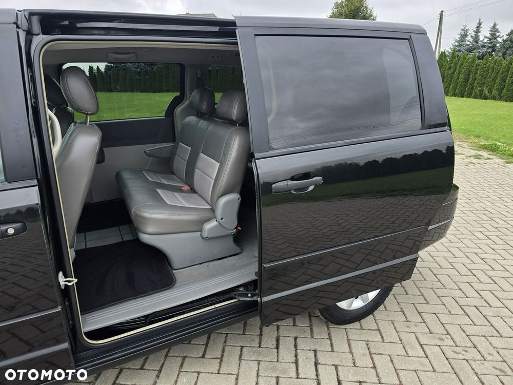 Chrysler Town & Country - 17