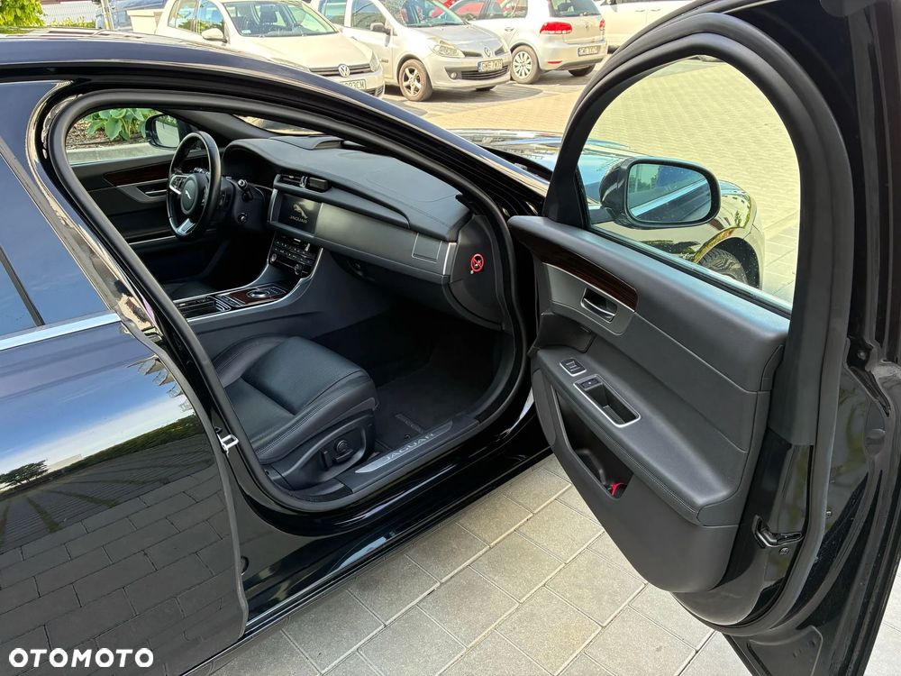 Jaguar XF 20t Prestige - 19