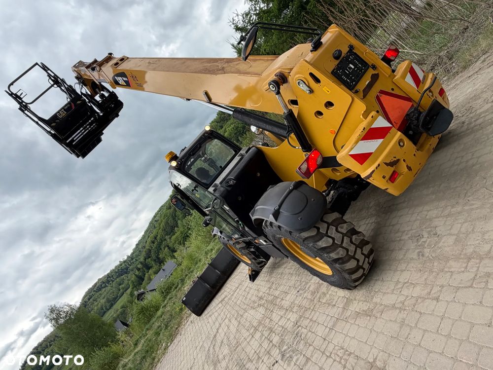 Caterpillar TH414 CAT Ładowarka Teleskopowa Dźwig Zwyżka 17 metrów wysuw z Bocianem. Udźwig 4 tony. Kosz z Pilotem. Widły. Łyżka szufla. Wysięgnik Bocian. Maszyna jak Nowa z Norwegii Pracowała w Urzędzie Komunalnym. KLIMATYZACJA. DEKRA BMWT. skręt 3 tryby 4 koła KRAB. Auto-poziomowanie! Zero luzów wycieków jak Nowa z salonu. Małe Gabaryty maszyny a potężny zasięg i udzwig! Skrzynia Hydrostatic 4 biegi. Zmiana na Pokrętle przy kierownicy. Wszystko Sterowane z 1 dżojstkika wraz z łapami! OKAZJA. Dużo dodatkowych sekcji hydraulicznych! pracowała głównie z koszem. Zero luzów - 4