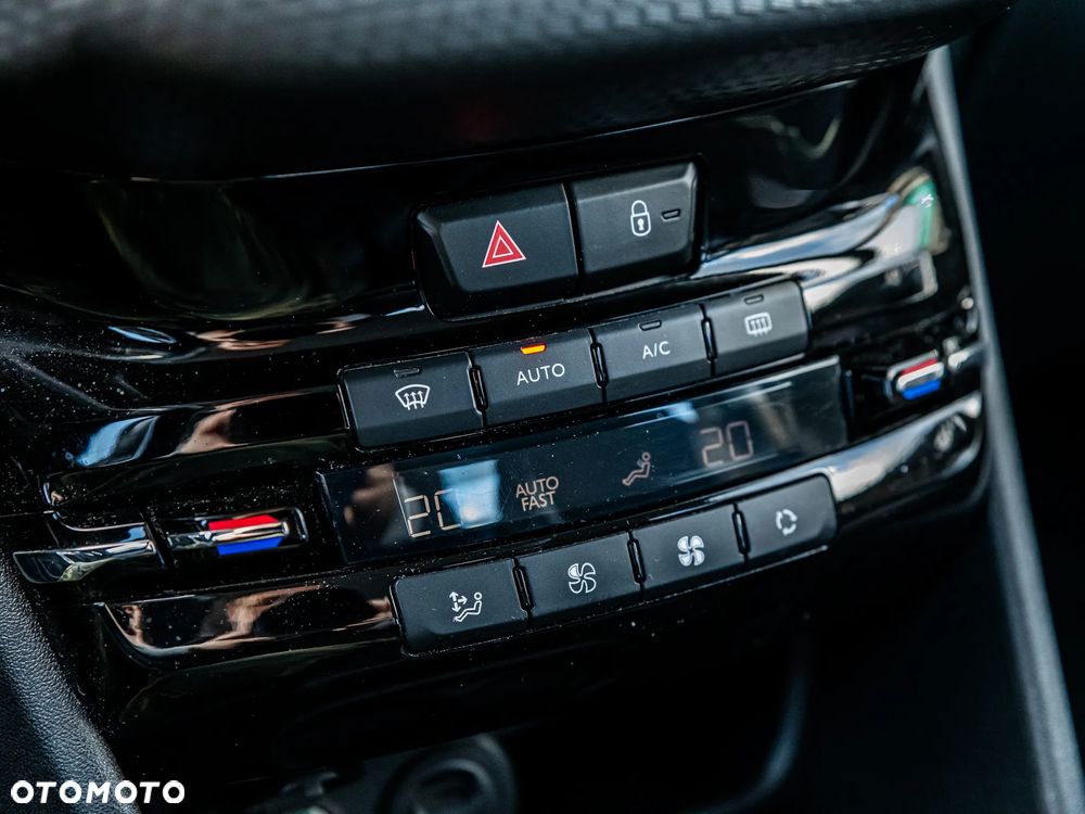 Peugeot 2008 1.2 Pure Tech Allure S&S EAT6 - 32