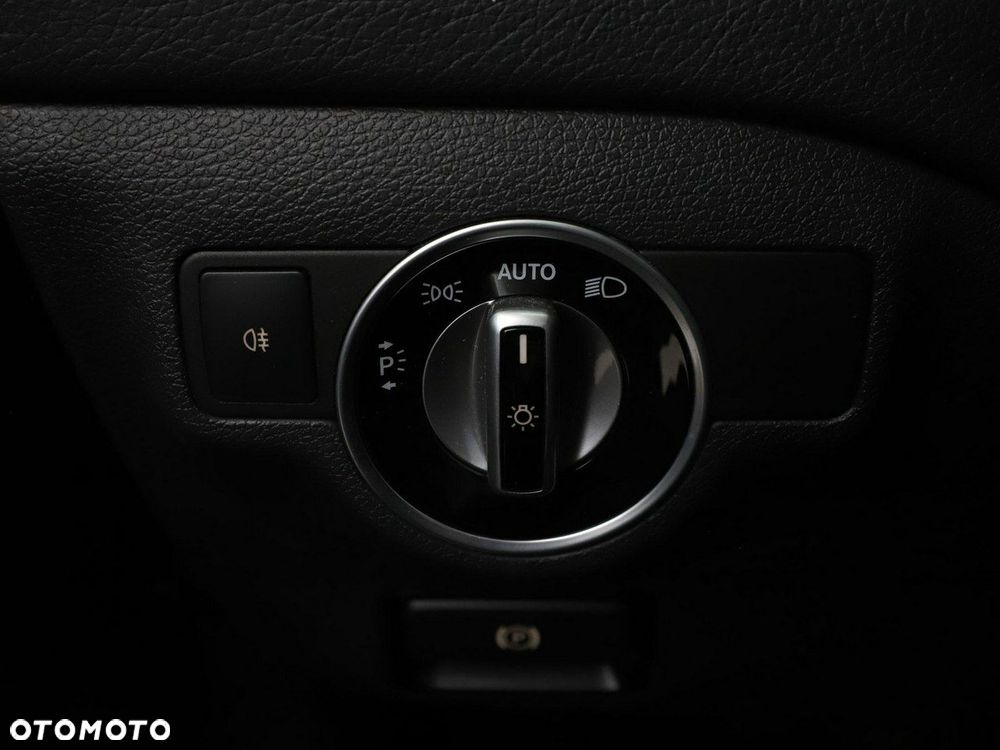 Mercedes-Benz CLA 200 7G-DCT Urban - 34