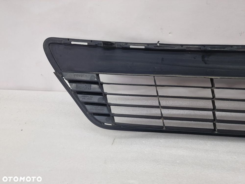 TOYOTA YARIS III 3 11- KRATKA ŚRODKOWA ZDERZAKA PRZEDNIEGO PRZÓD , NR 53112-0D210 , NR AUKCJI KR410 - 8