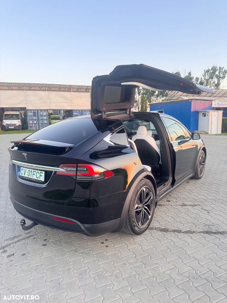 Tesla Model X - 32