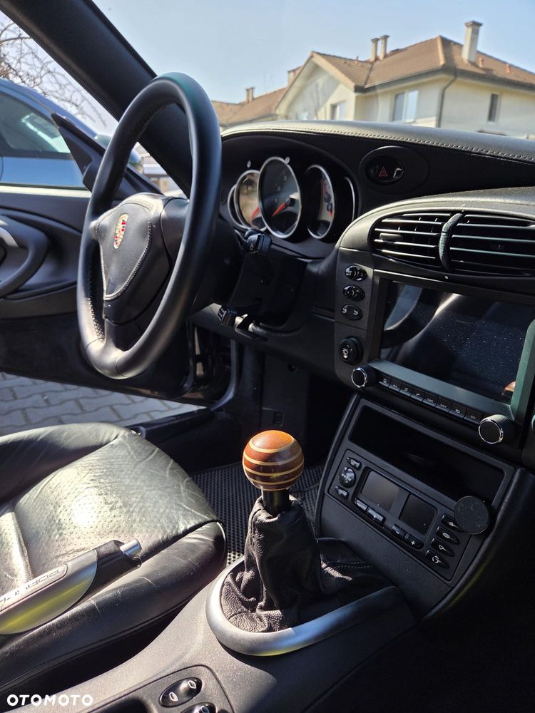 Porsche 911 Carrera 4 - 6