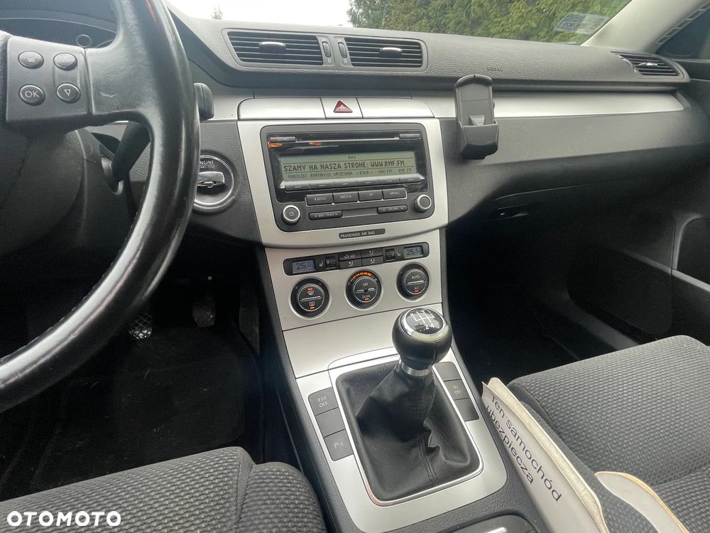 Volkswagen Passat 2.0 TDI DPF BlueMotion Technology Trendline - 15