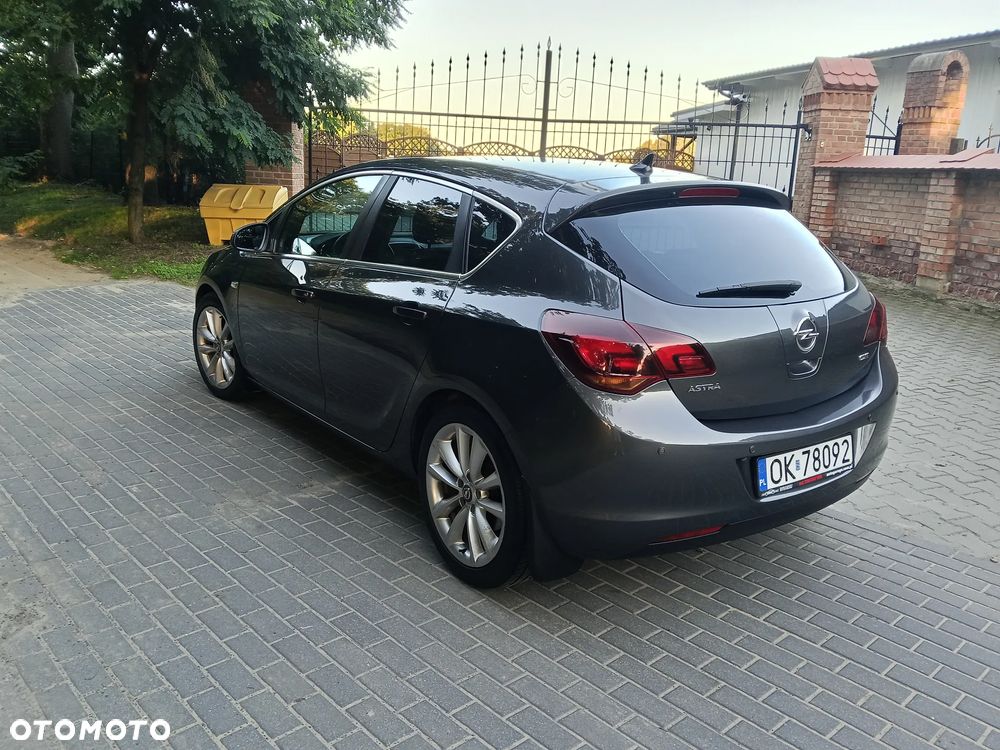Opel Astra 2011 photo 4