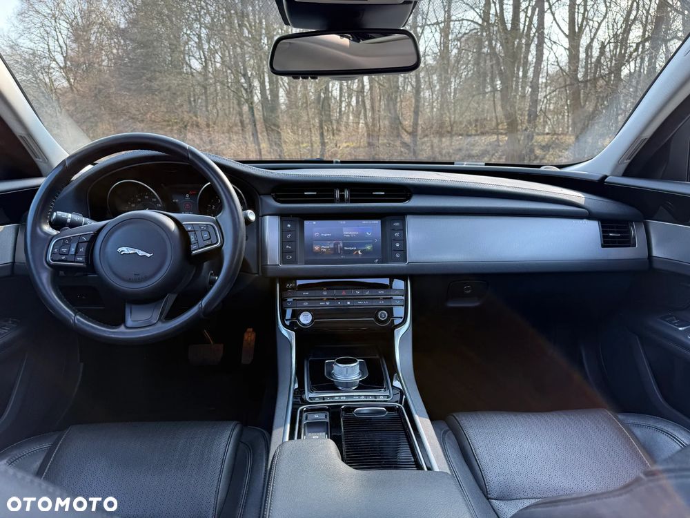 Jaguar XF 35t Portfolio - 21