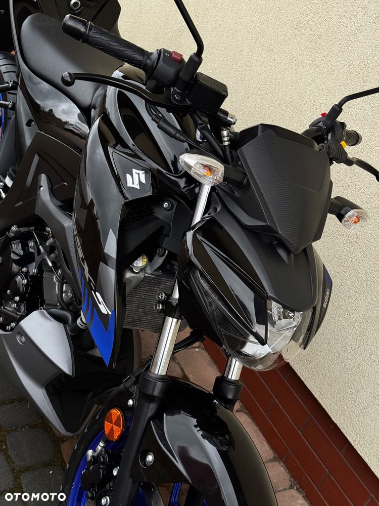 Suzuki GSX - 16