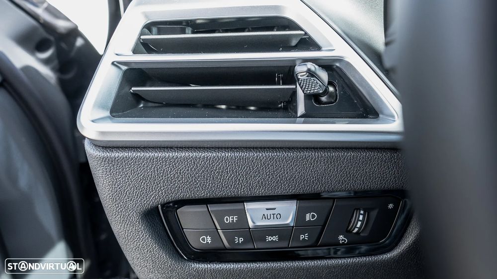 BMW 330 e Pack Desportivo M Pro Auto - 32
