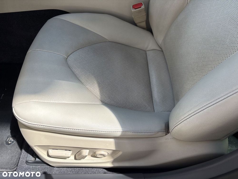 Toyota Camry 2.5 Hybrid Executive CVT - 12