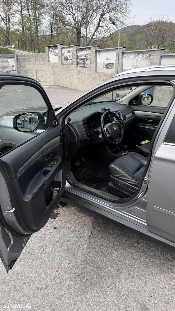 Mitsubishi Outlander - 8