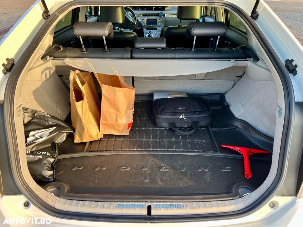 Toyota Prius Plug-in (Hybrid) Life - 25
