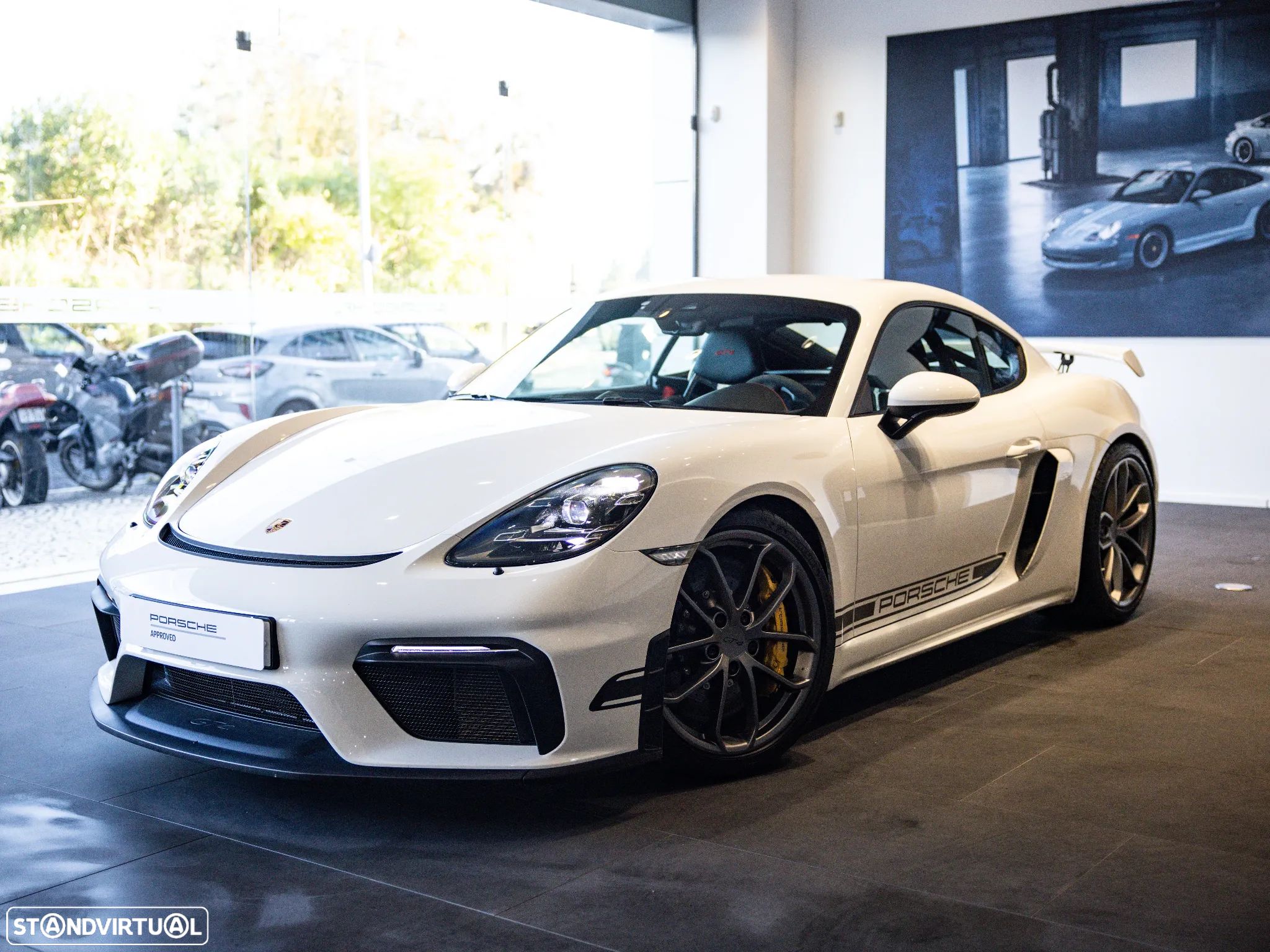 Porsche 718 Cayman GT4 - 1