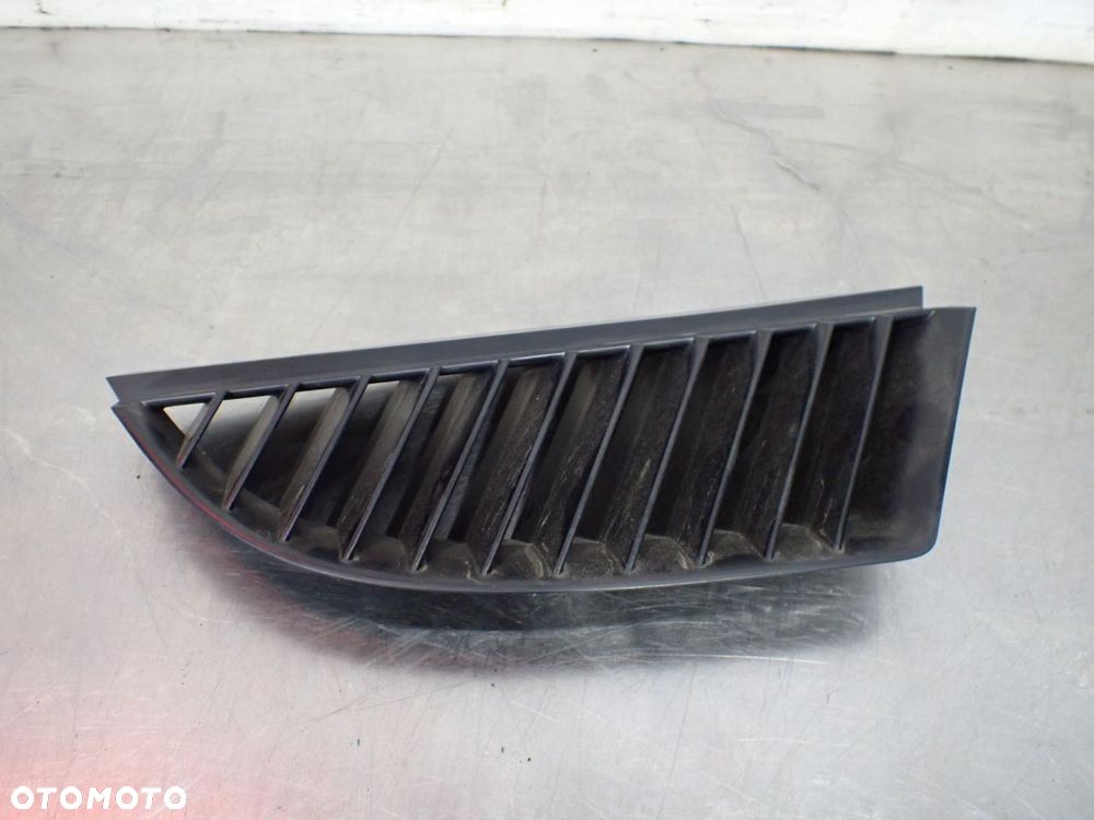 WYPEŁNIENIE KRATKA GRILLA PRAWA MITSUBISHI COLT VI Z30  MN127774 - 1