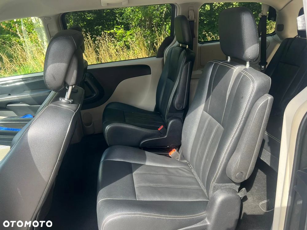 Chrysler Town & Country 3.6 Limited - 10