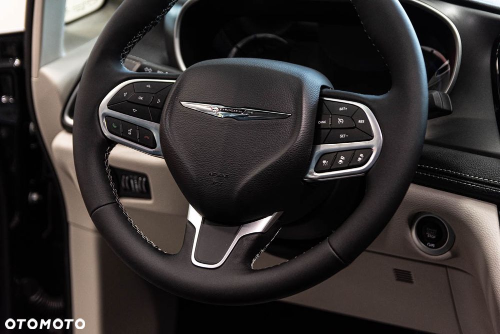 Chrysler Pacifica - 12