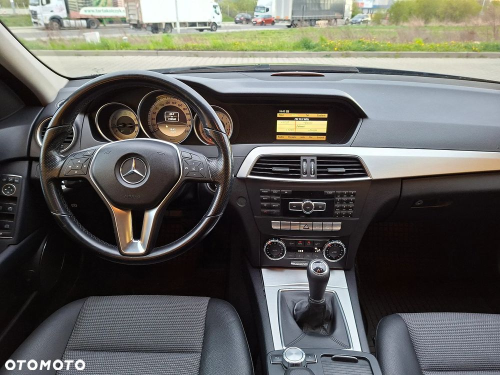 Mercedes-Benz Klasa C 180 CGI BlueEFFICIENCY Avantgarde - 17