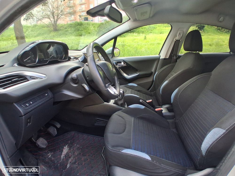 Peugeot 208 - 17