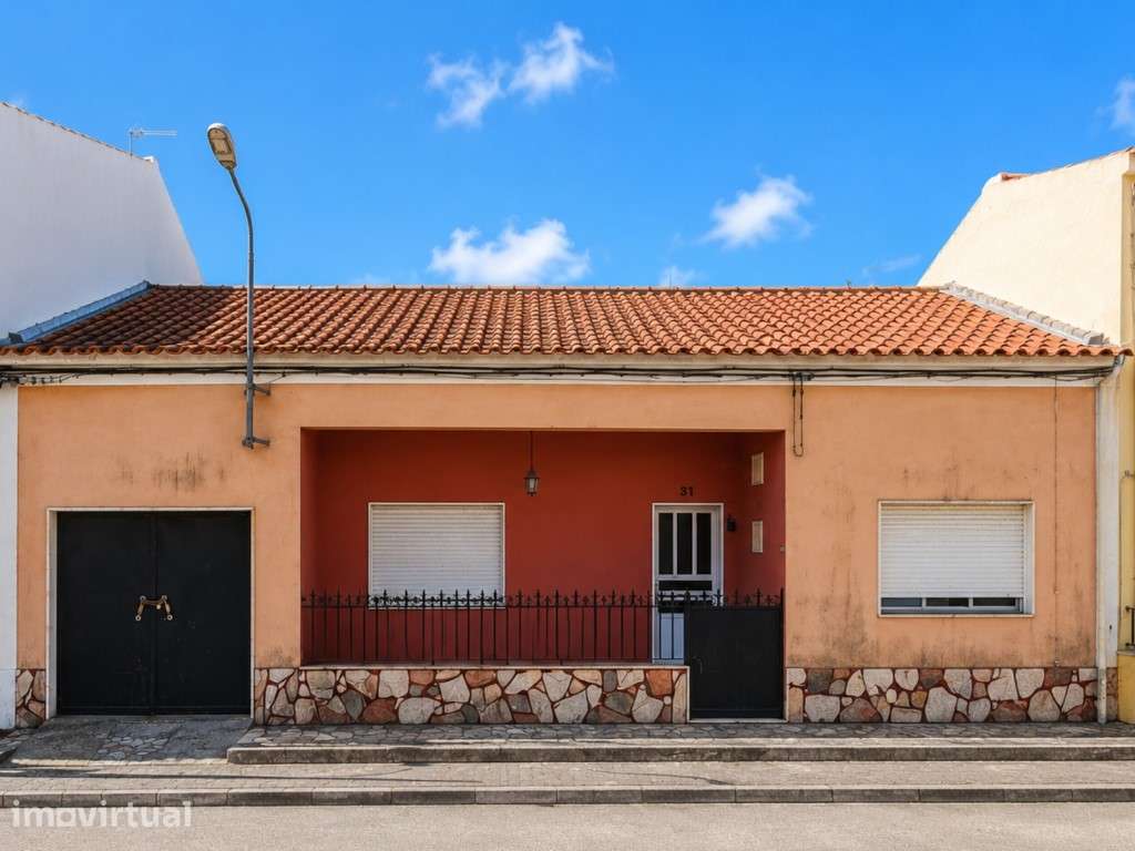 Moradia com 232 m², terreno de 630 m², piso inferior ao nível do ja...