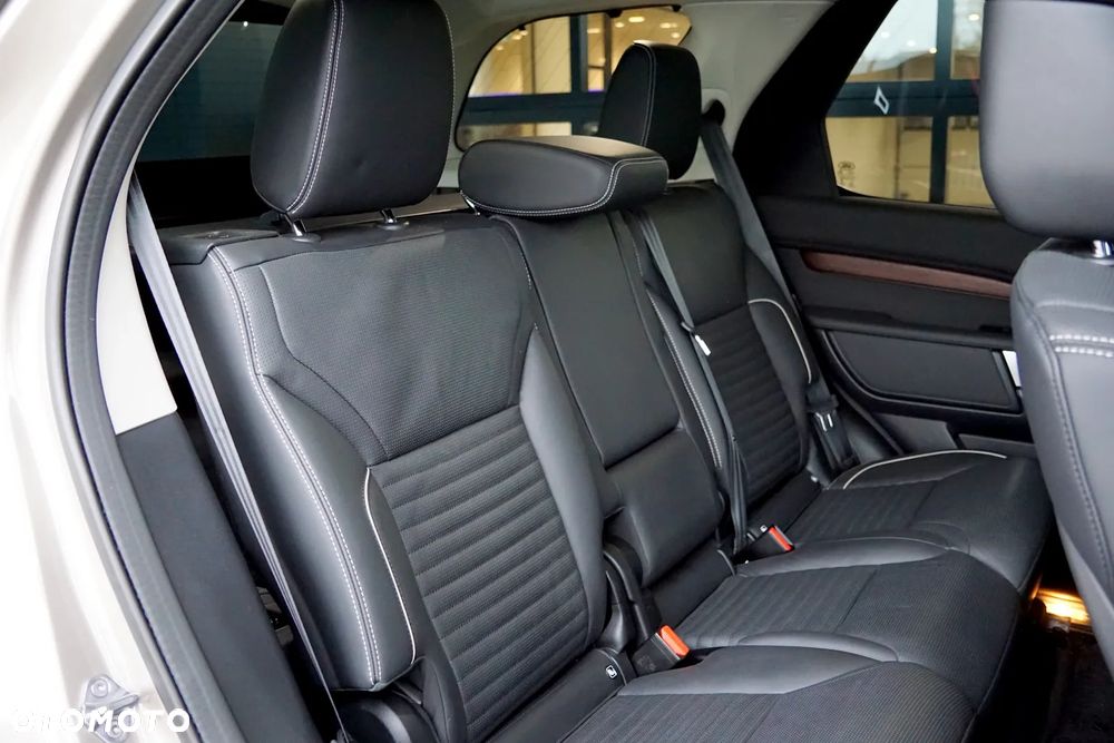 Land Rover Discovery D250 SE - 27