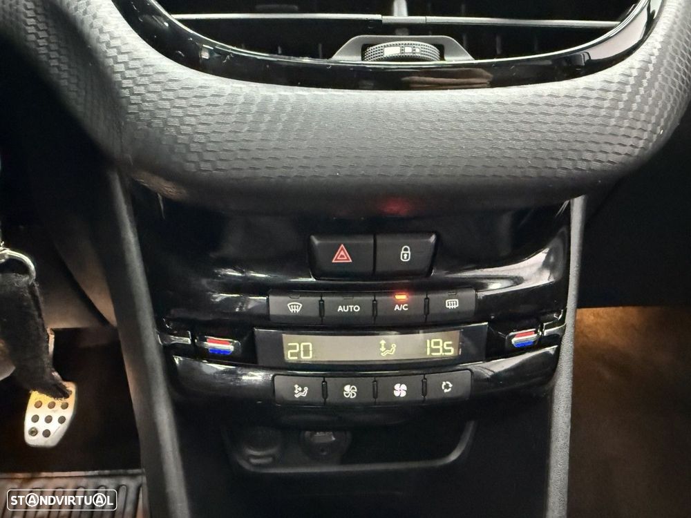 Peugeot 2008 1.2 PureTech GT Line - 26