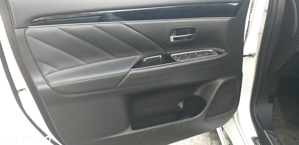 Mitsubishi Outlander - 12