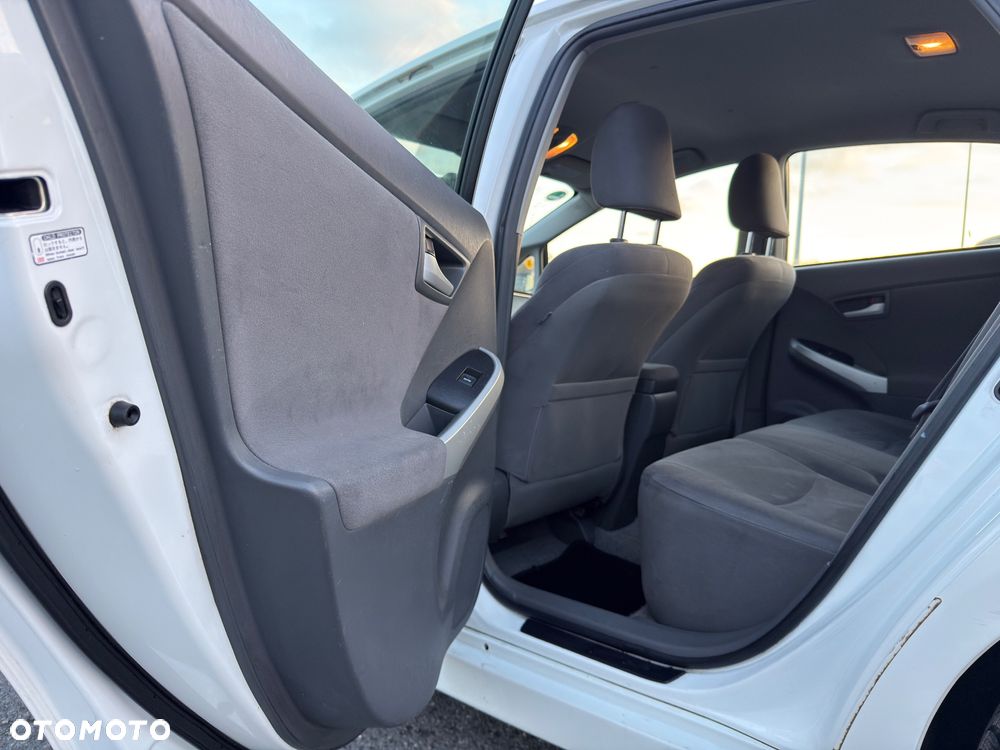 Toyota Prius (Hybrid) Executive - 11