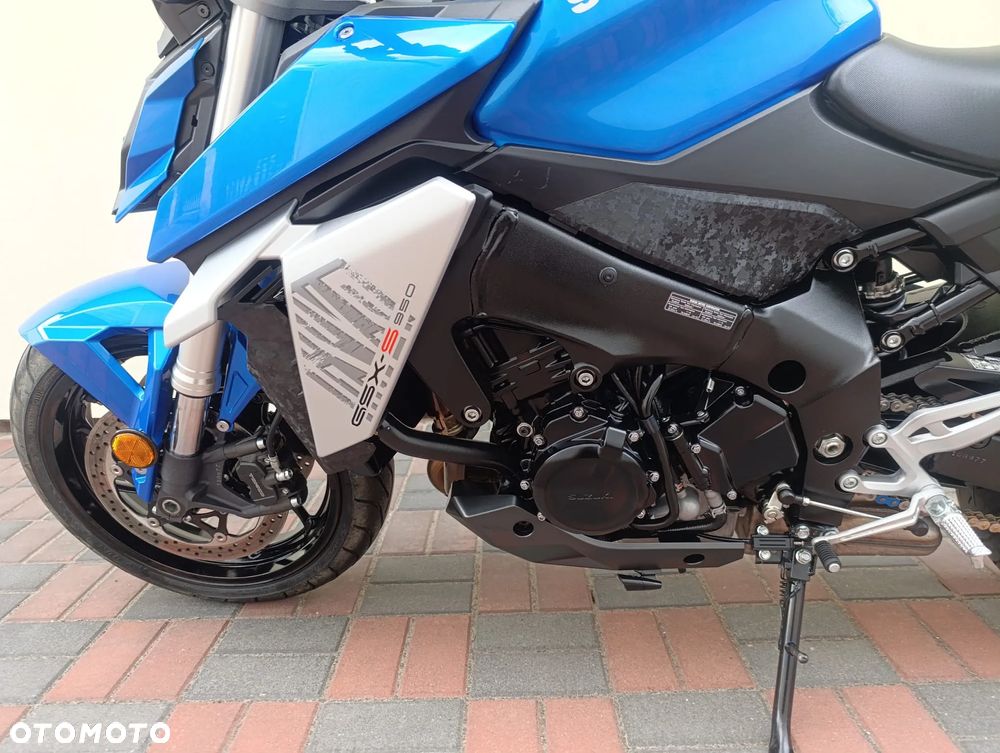 Suzuki GSX - 13