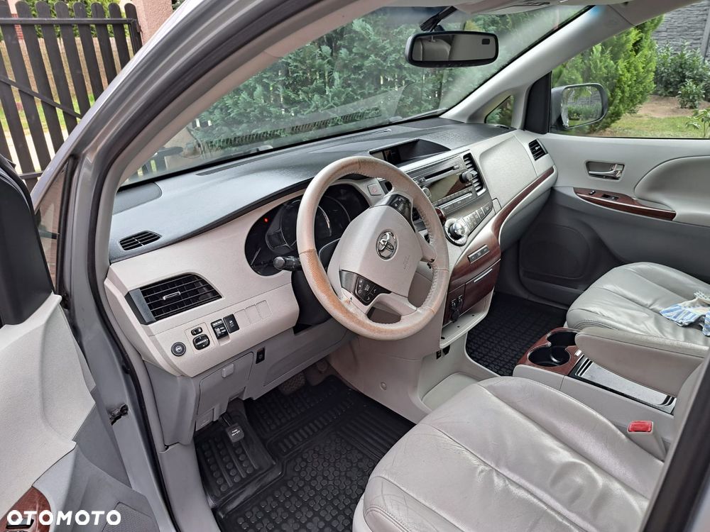 Toyota Sienna - 13