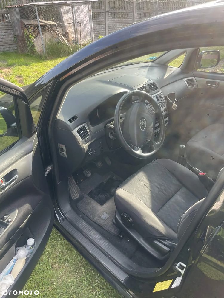 Toyota Avensis Verso D-4D - 17