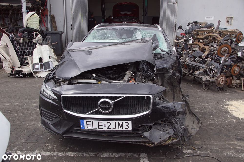 Auto na części - Volvo V60 II 2.0 D4 190 KM D4204T14 TG-81SC 717 2020R Silnik Skrzynia Drzwi Błotnik Zderzak Lampa Lusterko Klamka Szyba Deska Kokpit Sterownik Moduł Czujnik Licznik Wyświetlacz Panel Kierownica - 9