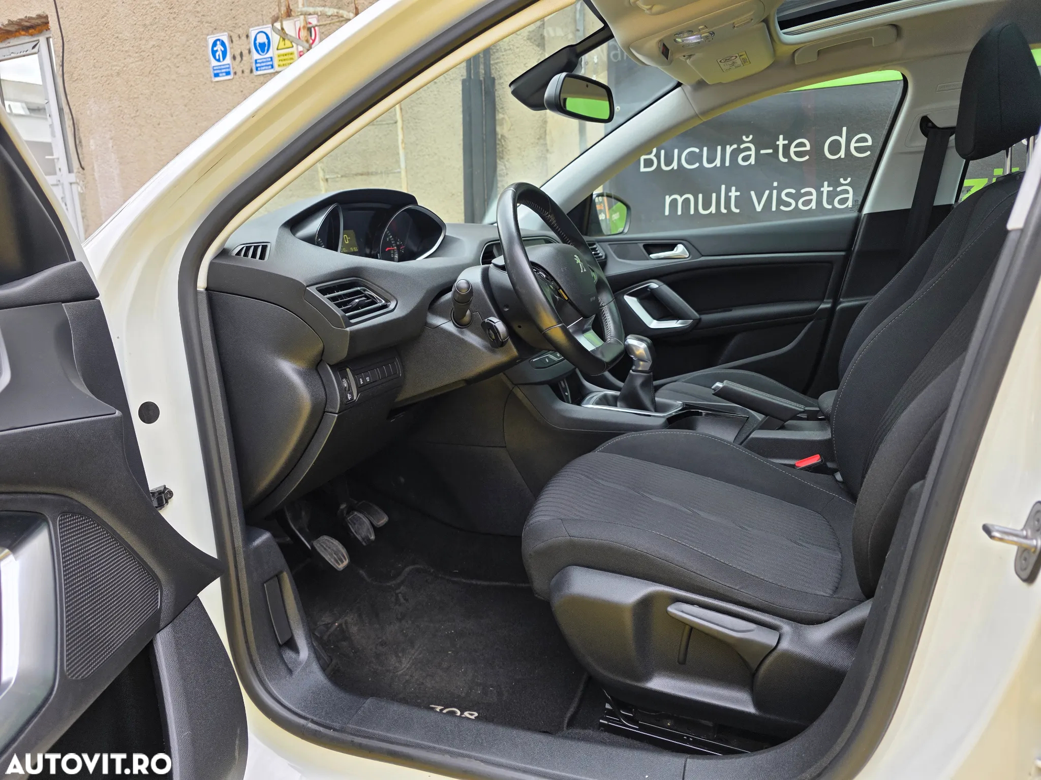 Peugeot 308 1.2 L PureTech Turbo S&S Allure - 9