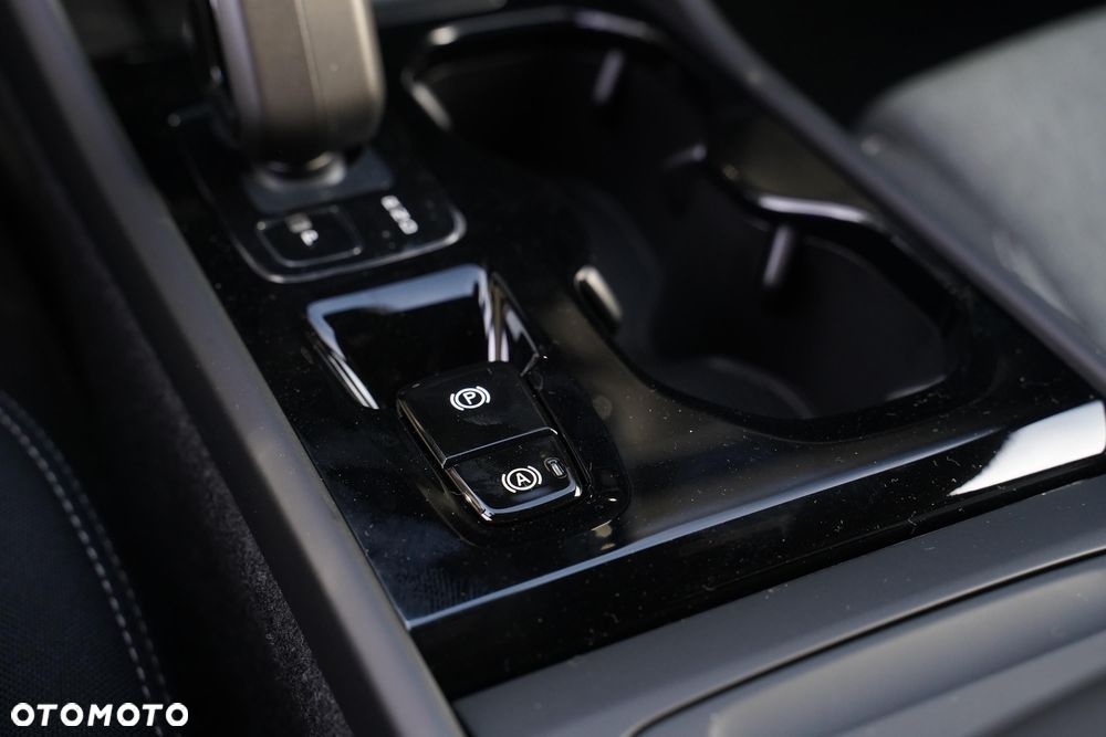 Volvo XC 40 B3 Plus Dark - 24