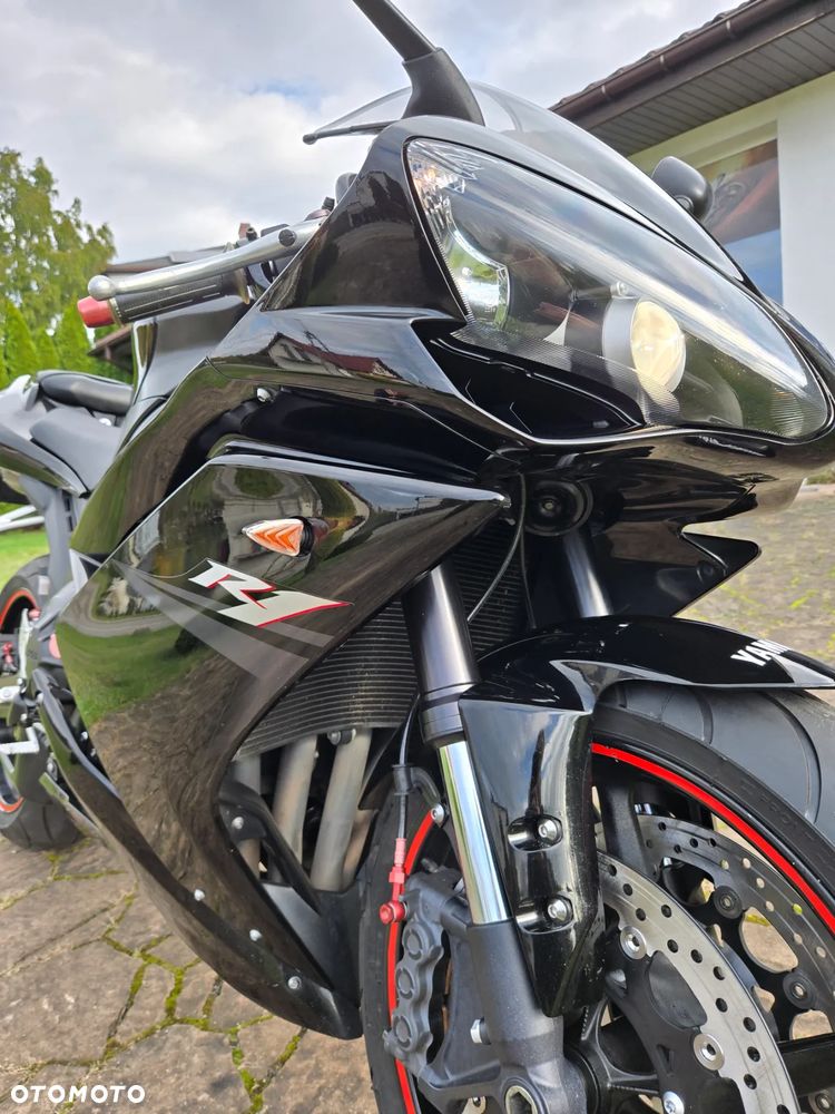 Yamaha R1 - 8