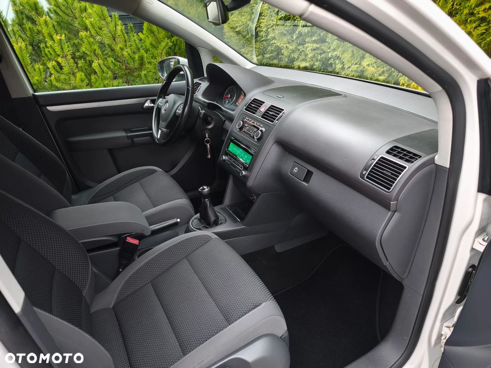 Volkswagen Touran - 16