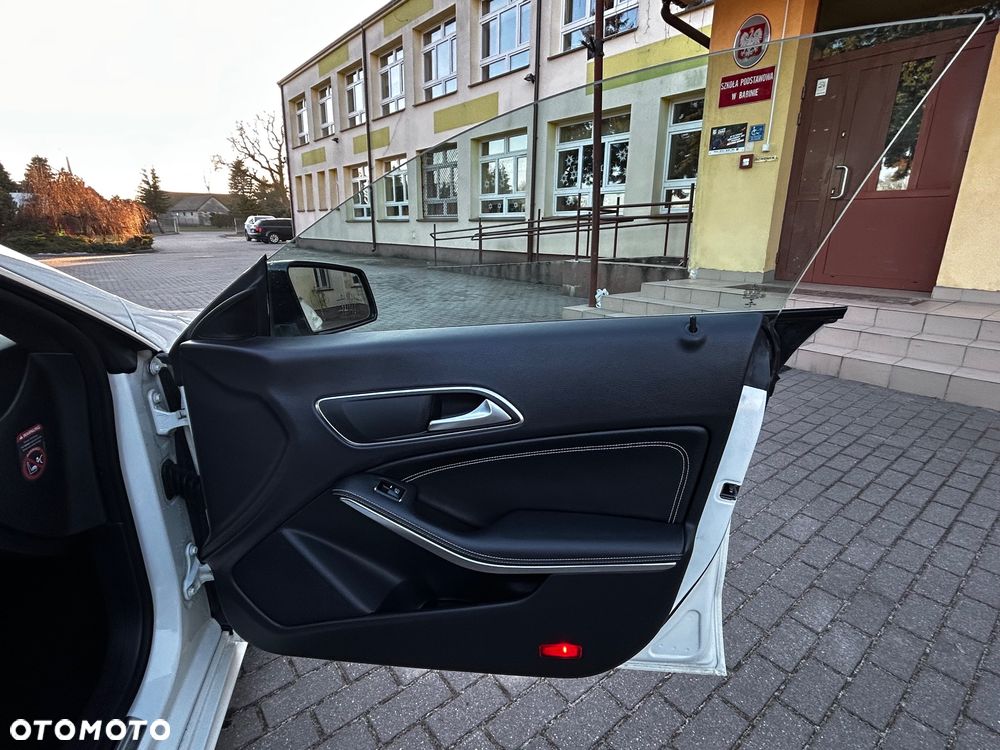 Mercedes-Benz CLA 180 BlueEffICIENCY Edition - 18