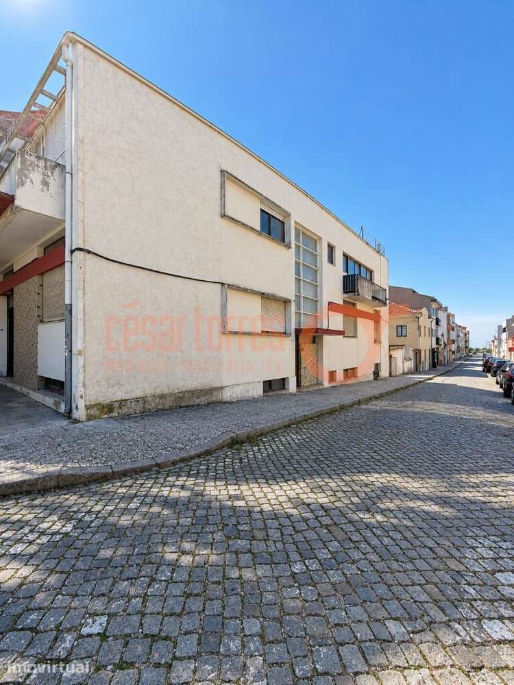 Espinho | Moradia de gaveto com 3 frentes, junto à praia - Grande imagem: 5/10