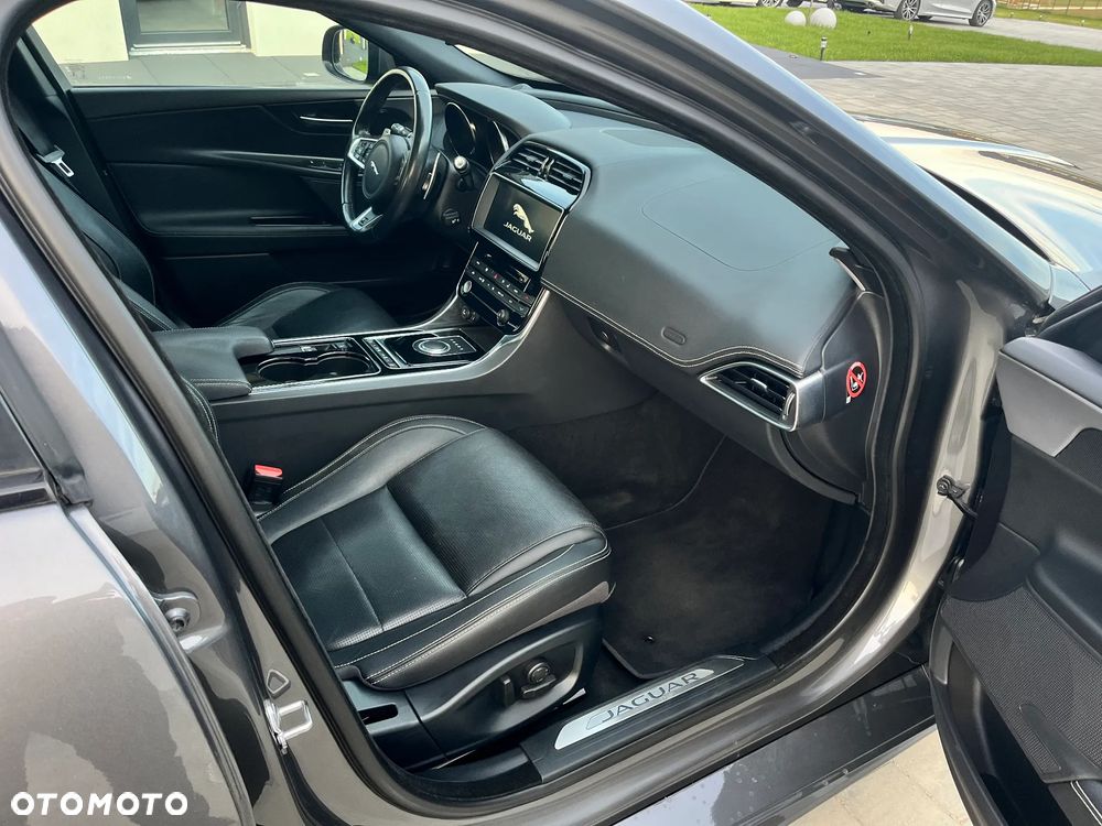 Jaguar XE 2.0 D AWD R-Sport - 19