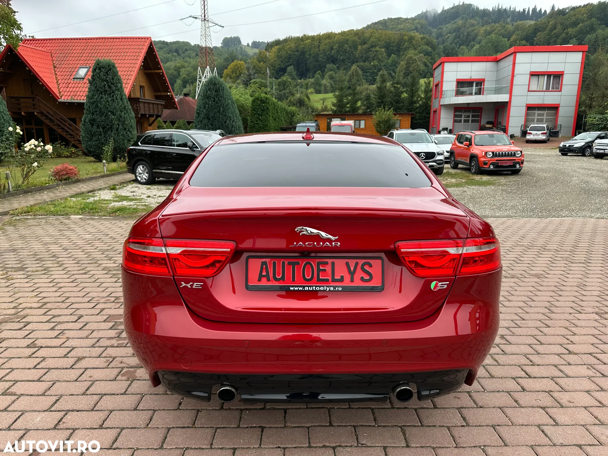 Jaguar XE RWD S - 13